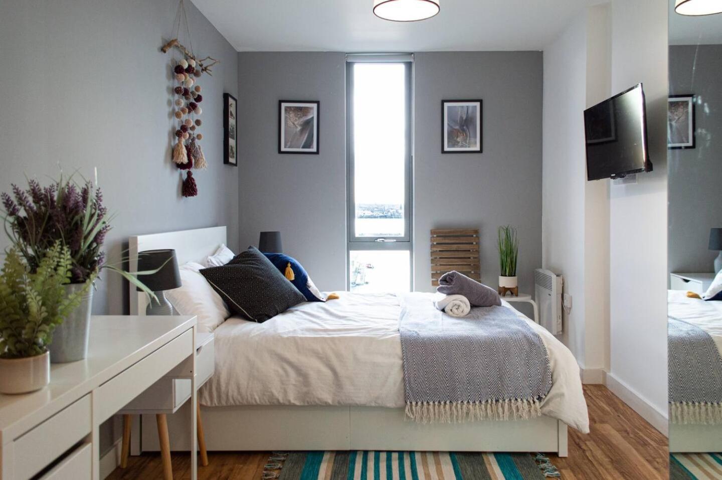 Stunning Mersey View Flat W Parking In Liverpool Eksteriør bilde